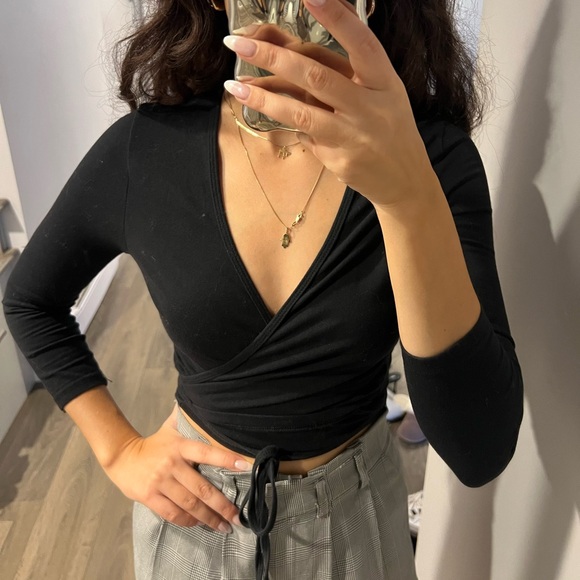 Wrap v-neck top - Picture 2 of 4